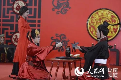 湖南辛追夫人婚礼重现 汉服穿越２千年依旧精致华美