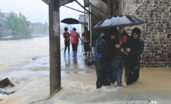 朝天门门洞被淹，洪灾来临时我们应该怎么做？