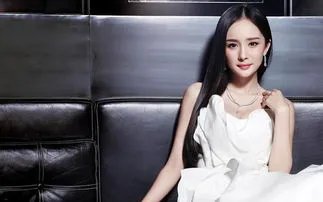 杨幂一下飞机赶到片场就向导演鞠躬道歉，你怎么看待杨幂的态度？