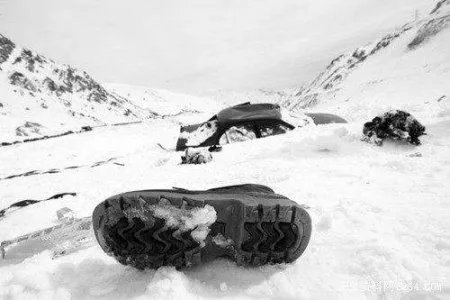 男子滑雪引发雪崩,雪崩时如何逃生?