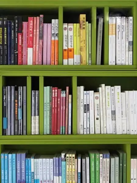 8种书柜收纳法 家居空间巧利用！