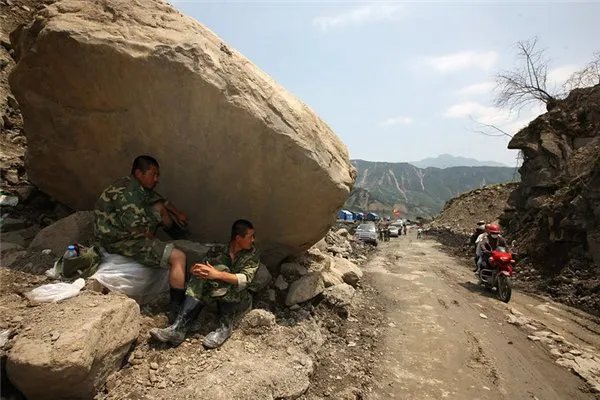 救援官兵满身泥泞吃饭,哪些瞬间超暖人心?