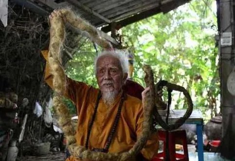 越南92岁大爷80年未剪头发，他的理由是什么？