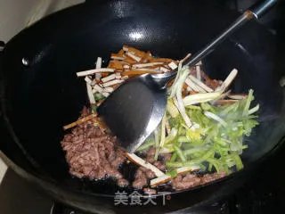 芹菜香干炒肉