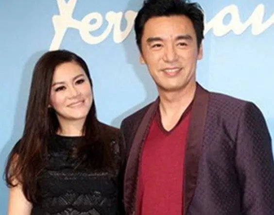 51岁钟镇涛娶小19岁妻 负债两亿女方不离不弃