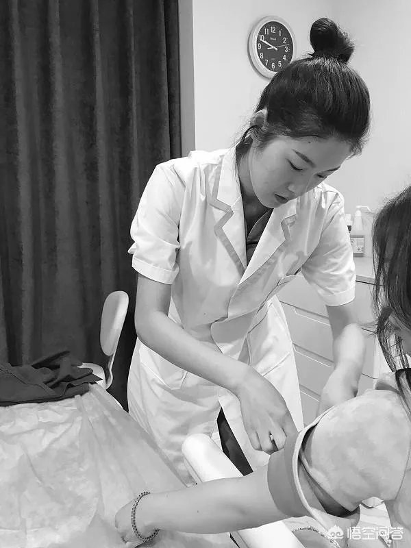 95后大连美女护士跪地为6旬老人人工呼吸抢救，你怎么看？