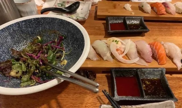 各地纷纷下架三文鱼，现在三文鱼还能吃吗？