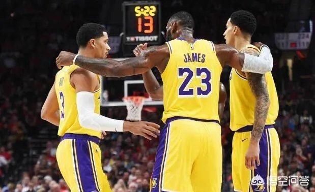 詹姆斯湖人首秀负于开拓者，有人说首节比赛詹姆斯假摔被主场球迷狂嘘，这是真的吗？具体是怎么回事？