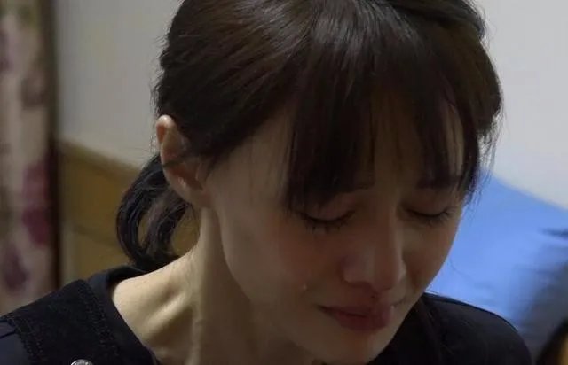 郑爽当街痛哭为什么？