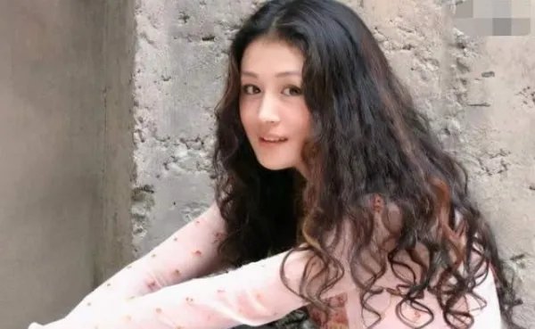 于月仙年轻时颜值惊艳，五官精致皮肤白皙，你是通过哪部作品认识她的？