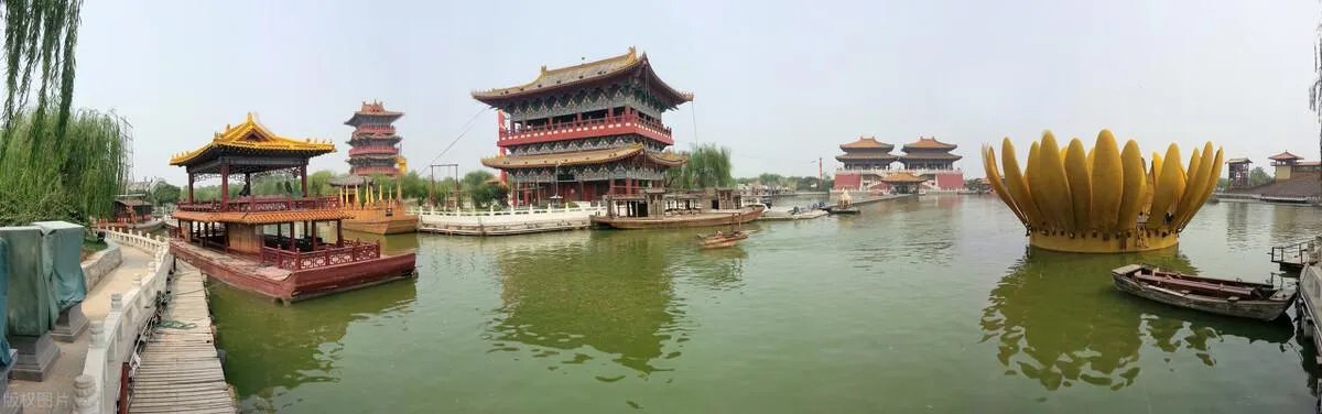 女子景区抱电脑边工作边游玩，具体情况是什么？