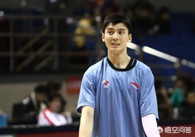 吉喆对麦迪摇手指