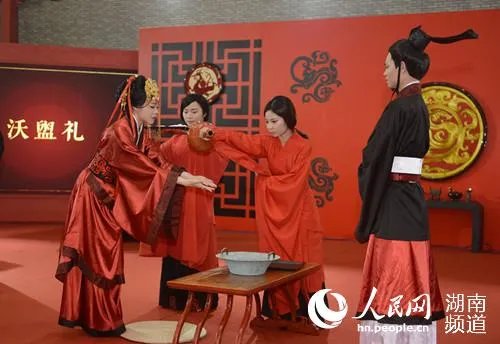 湖南辛追夫人婚礼重现 汉服穿越２千年依旧精致华美
