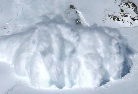 男子滑雪引发雪崩,雪崩时如何逃生?