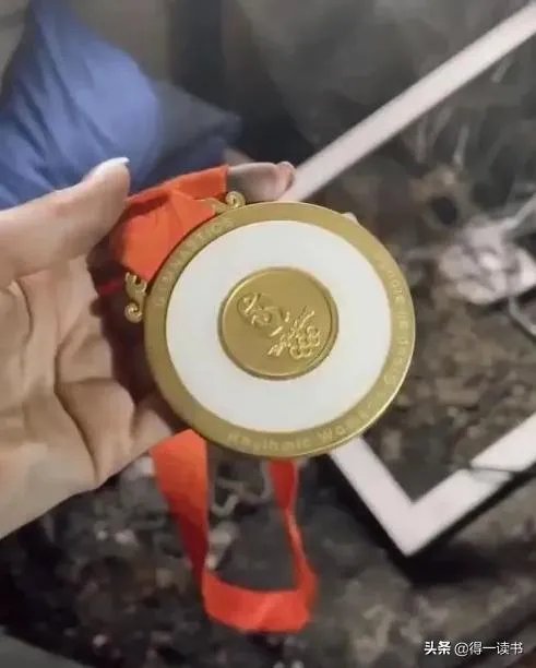 东京奥运会女子蹦床冠军朱雪莹，发文说金牌掉皮了，你怎么看？