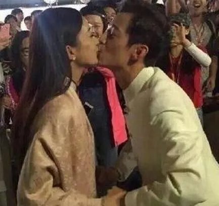 何炅丽颖在一起激吻 快来看看到底是怎么回事吧