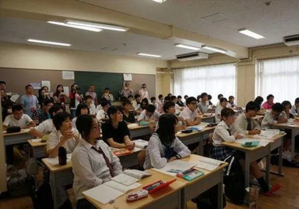 教授演讲拿黑洞讲黄段子被上课女生现场怒怼,女生的做法是否有不妥之处?