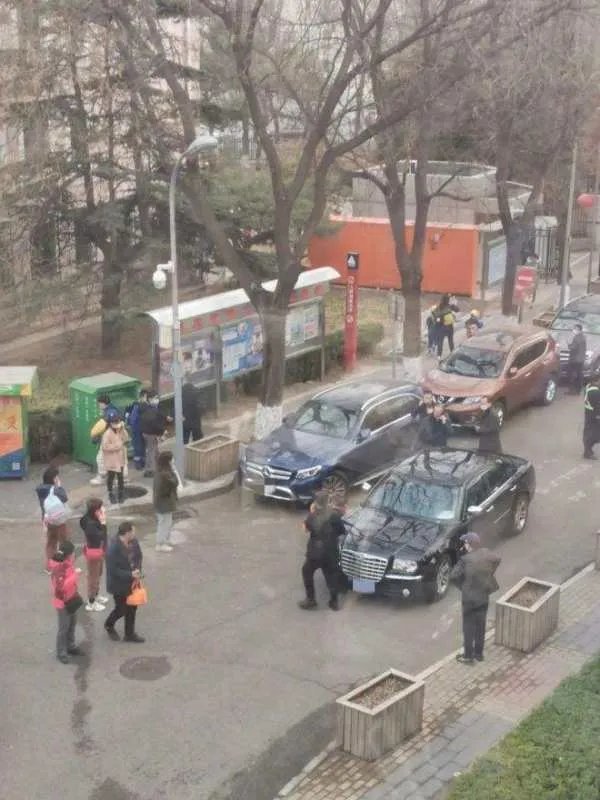 北京一小区女童被卷入车底不幸身亡，造成此事故的原因是什么？