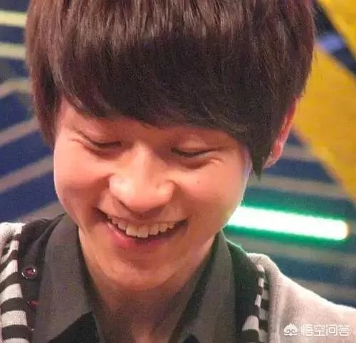 易烊千玺小时候的牙缝为何消失了？