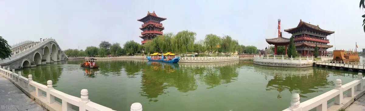 女子景区抱电脑边工作边游玩，具体情况是什么？