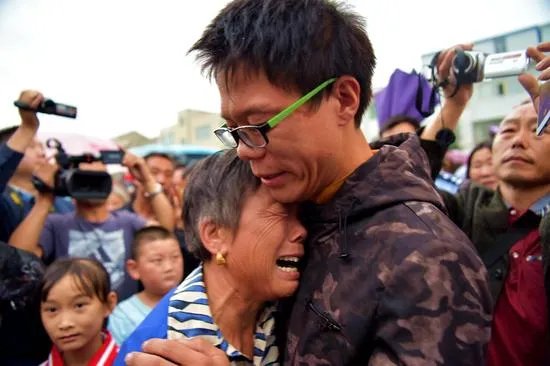 湖北咸宁一男童家门口被拐终于回家，这名男童曾经是如何被拐卖的？