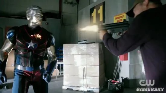 DC神剧《明日传奇》第4季首曝预告 渣康激吻男友大秀性感胸肌