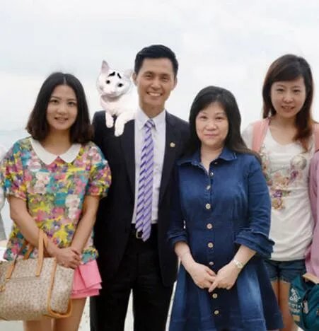 香港张国强女儿照片首次曝光 全家逛街享天伦之乐