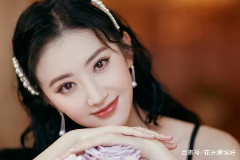 成龙不敢碰她，甄子丹想搂没搂到，王思聪不敢撕，却被任嘉伦吻了，她是谁？