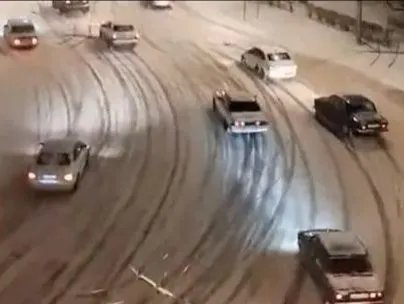 俄罗斯司机在结冰的路面上玩漂移，对此你怎么看？