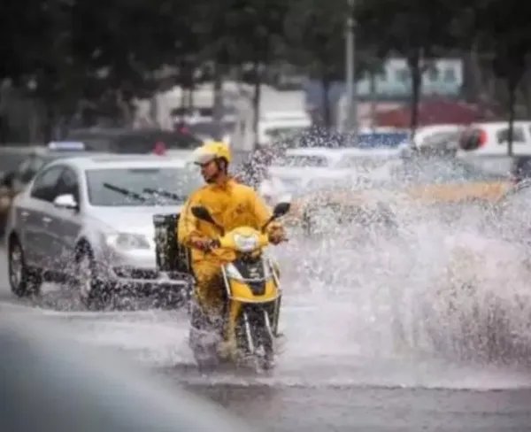 广州一外卖员送餐拍照后拿走餐品，你还碰到过哪些奇葩送餐员？