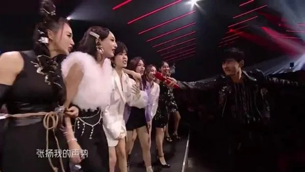 张杰把耳返蹦断了的原因是什么？