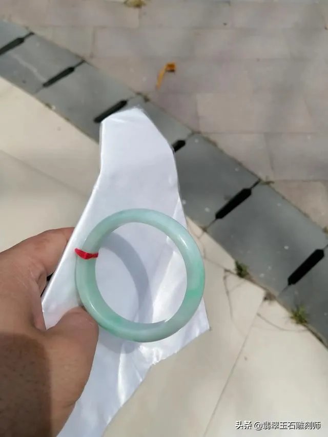 大家帮忙看看这手镯是真玉吗？