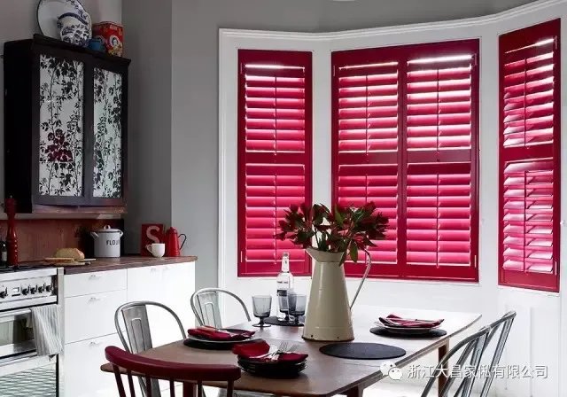 百叶窗中透来的光