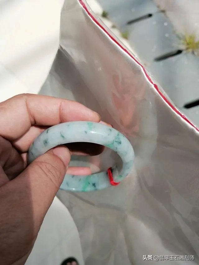 大家帮忙看看这手镯是真玉吗？