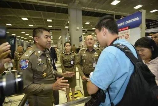 中国游客在泰国遭武装人员抢劫，泰国官方对此有何回应？