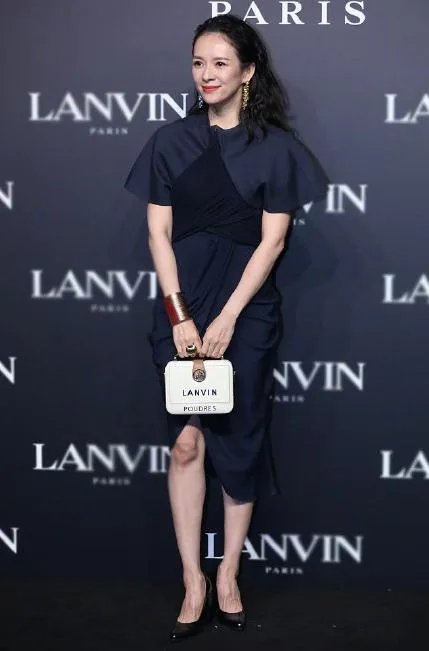 章子怡二胎产子后复出，骨相大不如前，生图胶原蛋白流失严重，这是怎么了？