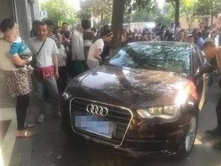 女司机倒车连撞，倒车该注意哪些事项