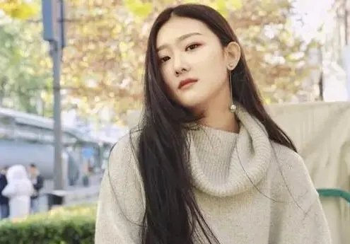 被网友吐槽“目无尊长”的袁雨萱，为何会得到杨幂的力捧呢？