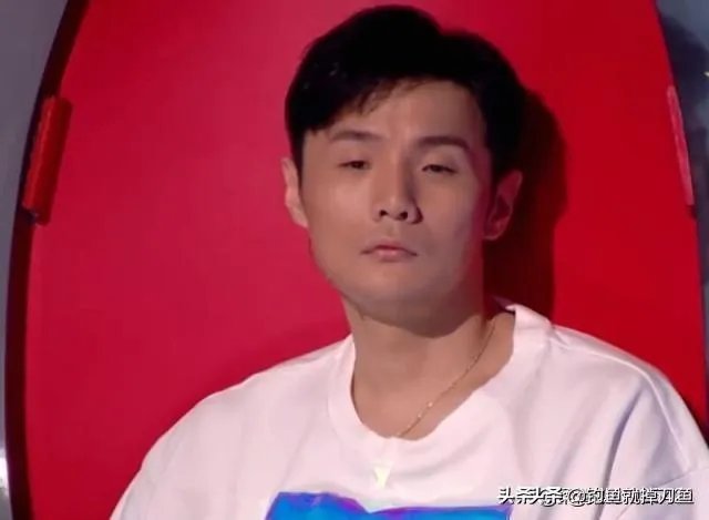 在9月6日的《中国好声音》冠军争夺战中，李荣浩当场指出自己的两位学员的错误，你怎么看？