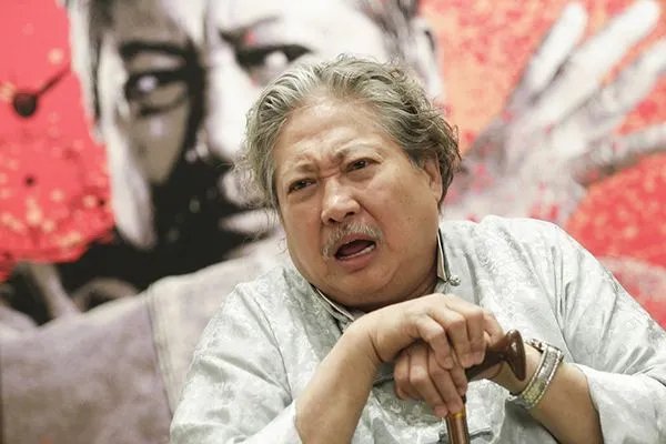 洪金宝坐轮椅戴口罩上街,他的双脚究竟患了什么恶疾?