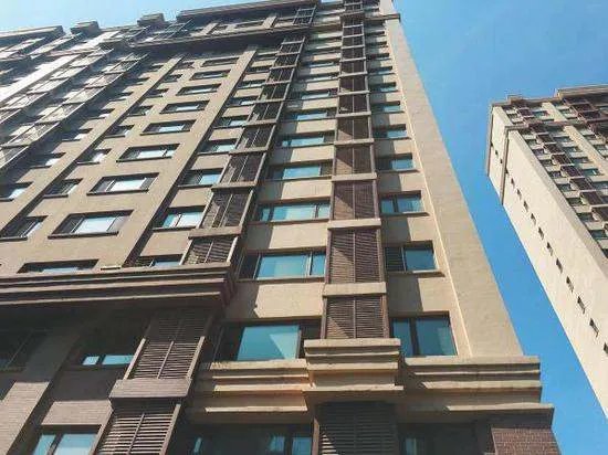 西安一小区天降百元大钞，钱是怎么被扔下来的？