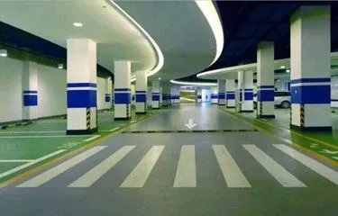 女司机倒车连撞，倒车该注意哪些事项