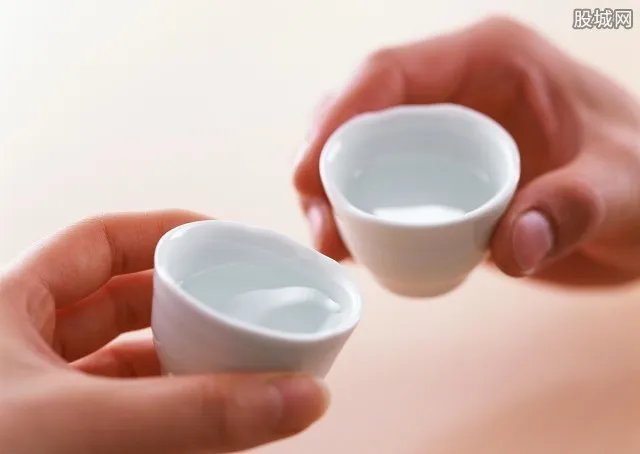 豪饮9碗白酒身亡 每碗白酒2两多售价5元