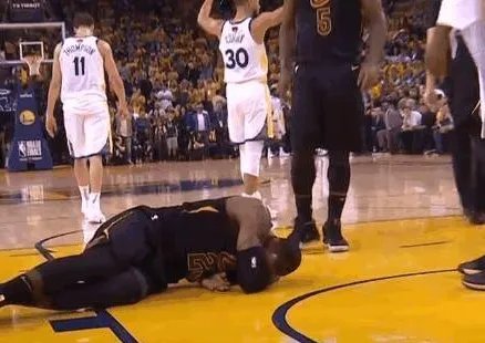 詹姆斯为什么眼睛里有血块？