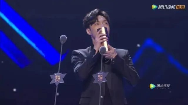 你们觉得贾斯汀比伯和张艺兴谁更火,谁更好?