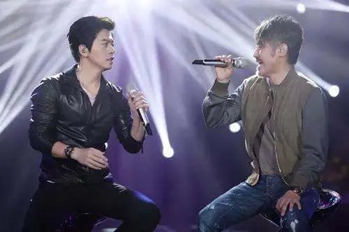 如何看待李健在《我是歌手》第三季歌王争霸赛请吴秀波帮唱？