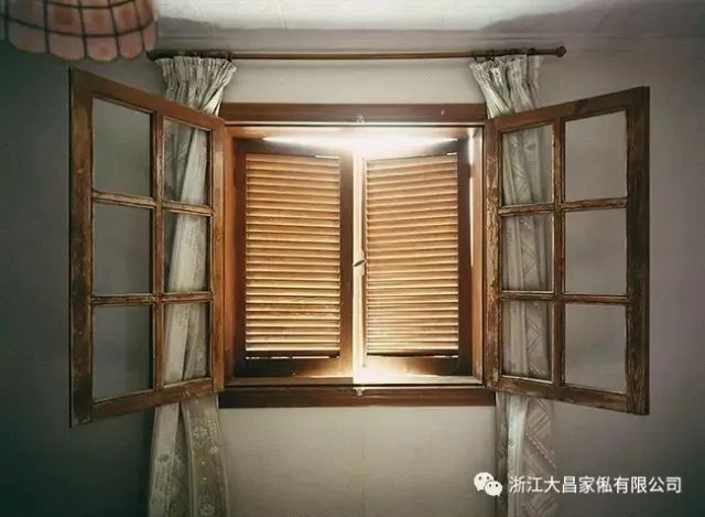 百叶窗中透来的光