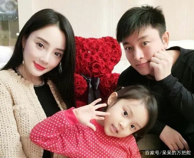 甜馨和妈妈逛街遭偷拍，李小璐迅速遮住甜馨的脸，不能给孩子一点隐私吗？