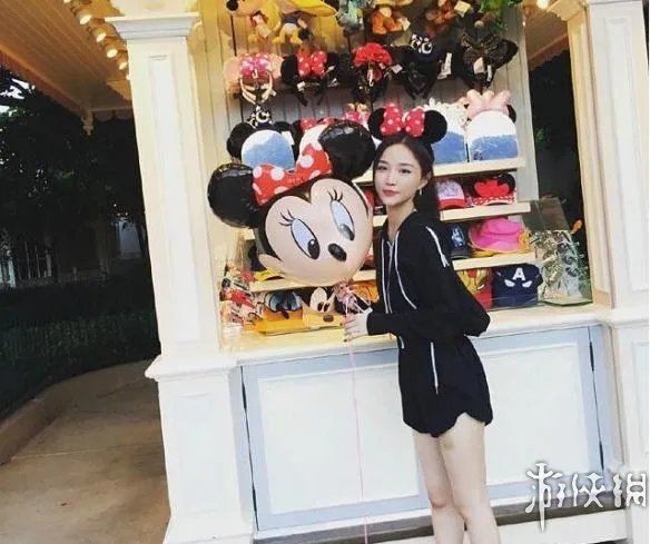 王思聪新恋情坐实：嫩模女友嘟嘴卖萌短裙显纤细美腿