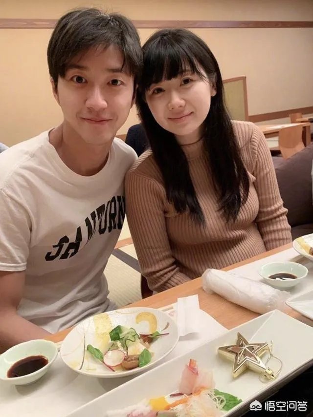 江宏杰晒全家福爱酱软萌出镜，怀孕6个月的福原爱为什么看不出孕肚？